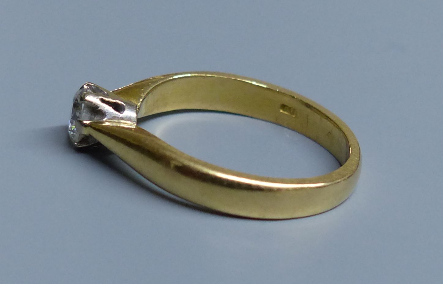 A modern 18ct gold and solitaire diamond ring, size H/I, gross 3 grams.